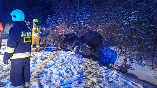 zdjęcie przedstawia wypadek samochodywy