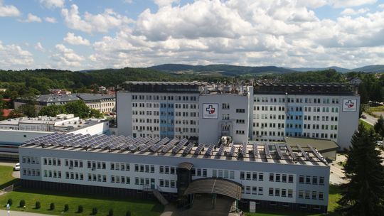 Nowoczesna kardiologia bliżej mieszkańców Gorlic zdjęcie przedstawia szpital w Gorlicach