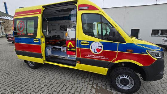 zdjęcie przedstawia nowoczesną karetkę pogotowia ratunkowego