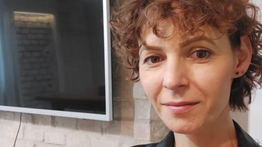 zdjęcie przedstawia uśmiechniętą kobietę