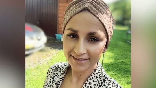 zdjęcie przedstawia kolorowy portret kobiety