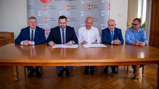 Podpisanie umowy na chodnik w Łosiu