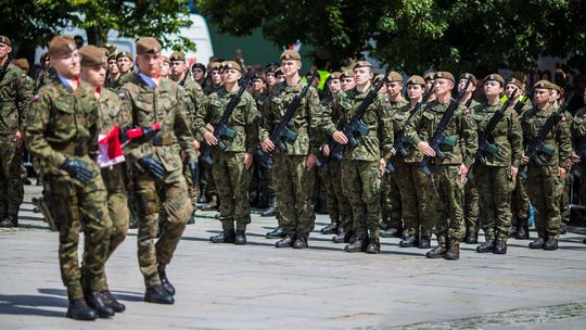 zdjęcie przedstawia żołnierzy na gorlickim rynku