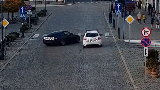 dwa pojazdy na jezdni