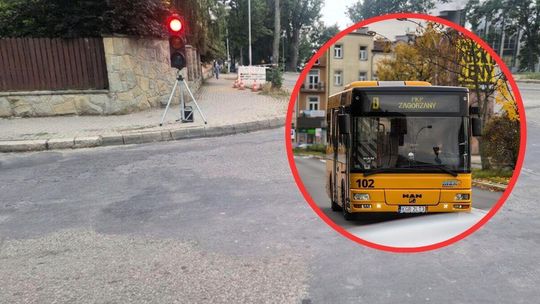 autobus na drodze w centrum miasta w Gorlicach na ul. Sienkiewicza
