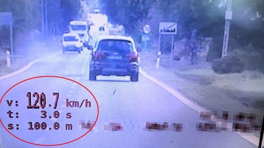 zdjęcie przedstawia samochód na drodze i cyferki policyjnego videorejestratora