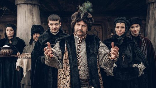 Zdjęcie przedstawia aktorów z serialu Netflixa pt. 1670.
