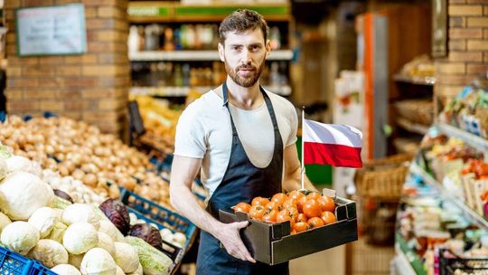 Zmiany, które zauważysz w każdym sklepie spożywczym zdjęcie przedstawia pana w sklepie niosącego warzywa
