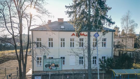 zdjęcie przedstawia budynek przy ulicy w otoczeniu drzew