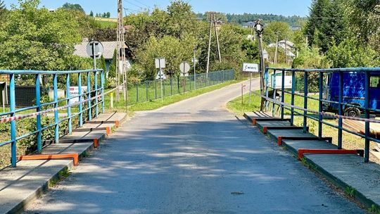 Zdjęcie przedstawia most przy ulicy Jesionowej w Gorlicach