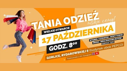 plakat promocyjny Tania Odzież Gorlice uśmiechnięta kobieta z torbami na zakupy