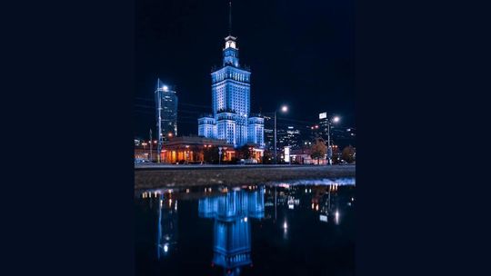 zdjęcie przedstawia Pałac Kultury i Nauki w Warszawie nocą