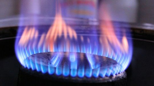 palnik gazowy na kuchence i ogień wydobywający się z dziurek palnika