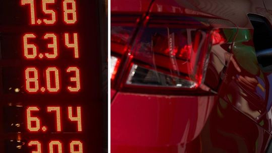 Olej napędowy przekroczył na stacjach barierę 8 złotych Zdjęcie przedstawia samochód do którego włożony jest pistolet od tankowania paliwa obok pylon z cenami paliw