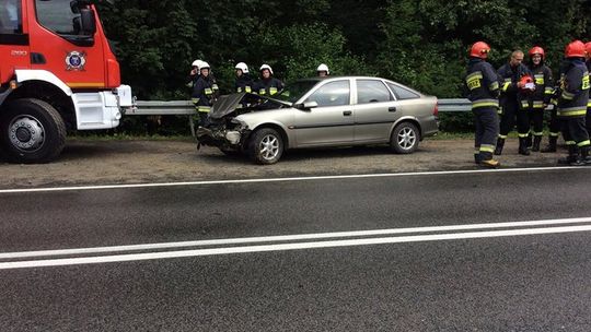 Opel uderzył w bariery