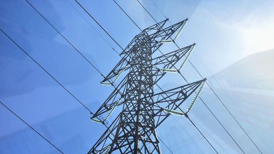 Operator sieci energetycznej zapowiada wyłączenia prądu w powiecie gorlickim zdjęcie przedstawia słup energetyczny
