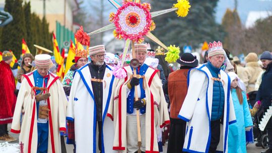 Orszak Trzech Króli w Dominikowicach. Jak zawsze było radośnie i tłumnie [FOTO]