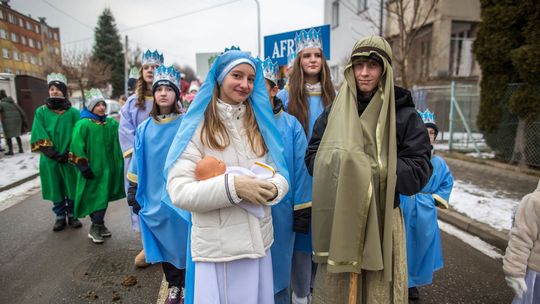 zdjęcie przedstawia dziewczynę i chłopaka przebranych za Maryję i Józefa