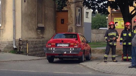 Osobówka kontra autobus. Uderzenie było tak silne, że w volkswagenie złamał się fotel.