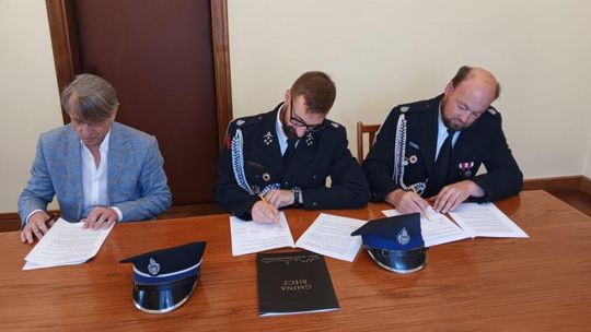 Strażacy i Wójt Gminy Biecz podpisujący umowę na kolejny etap budowy garażu