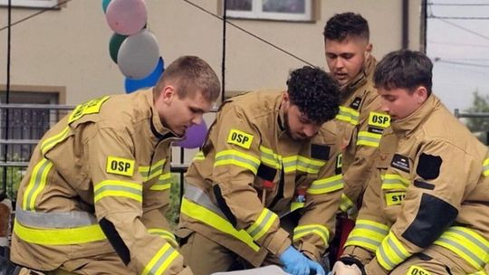 zdjęcie przedstawia druhów na scenie wykonujących pokaz akcji resuscytacji