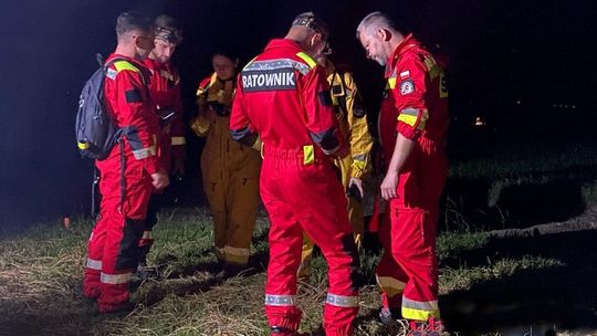 zdjęcie przedstawia ratowników w czerwonych kombinezonach