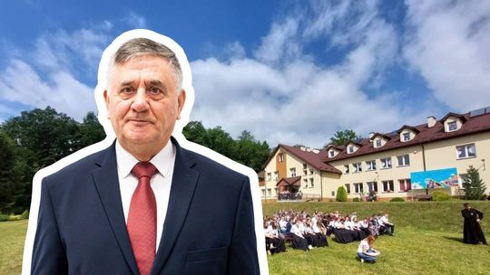 Wizyta w OSW w Szymbarku otworzył serce Jana Morańdy. Czy inni pójdą w jego ślady? zdjęcie przedstawia mężczyznę pod krawatem, w głębi budynek pod lasem