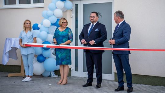 Otwarcie Ośrodka Zdrowia w Moszczenicy. Władze przecinają wstęgę
