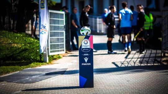 zdjęcie przedstawia pulpit z piłką