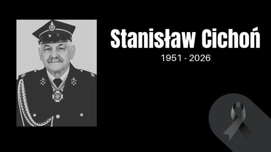 czarno-białe zdjęcie mężczyzny w czapce i mundurze strażackim