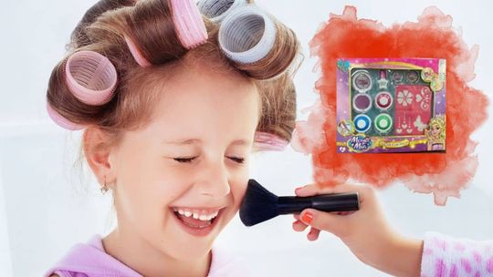 mała dziewczyna z zakręconymi na wałkach włosami, bawi się kosmetykami