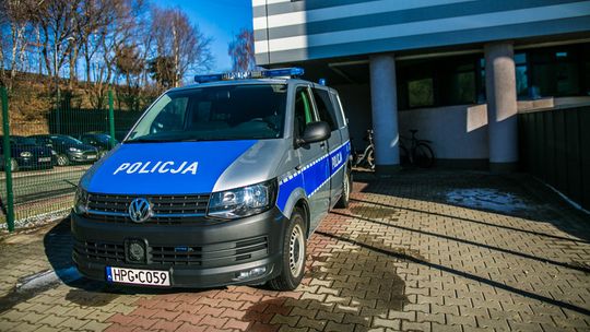 zdjęcie przedstawia policyjny radiowóz stojący przy budynku policji w Gorlicach