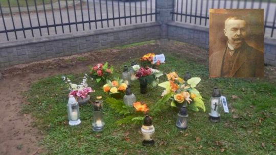Miejsce pochówku Henryka Klimontowicza w Wójtowej, znicze i kwiaty położone na trawniku
