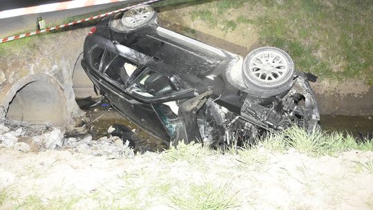 zdjęcie przedstawia zapowiedz przewrócony po wypadku pojazd marki BMW