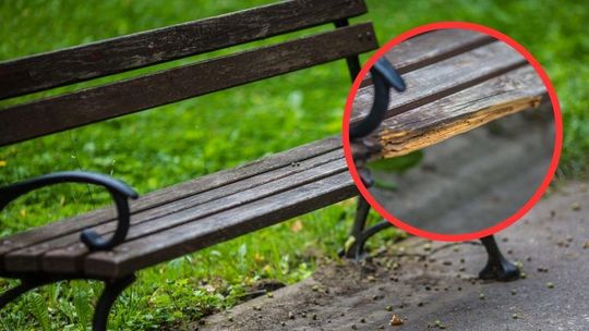 ławka stojąca w parku miejskim w gorlicach