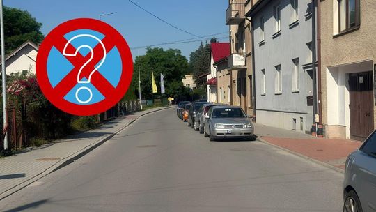 zdjęcie przedstawia samochody zaparkowane przy chodniku na jezdni w Gorlicach przy ul. Nadbrzeżnej