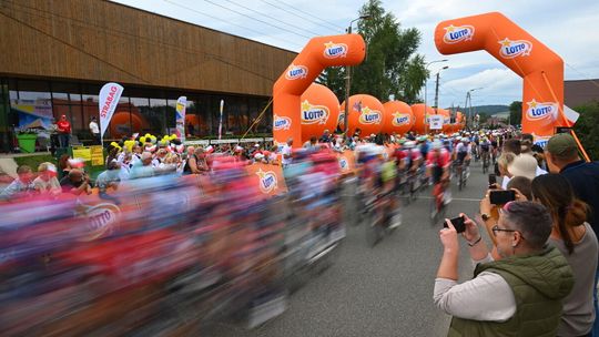 zdjęcie przedstawia kolarzy jadących ulicą