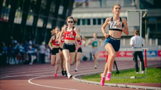 kobiety w strojach sportowych biorące udział w biegu na 1000 metrów w Krakowie