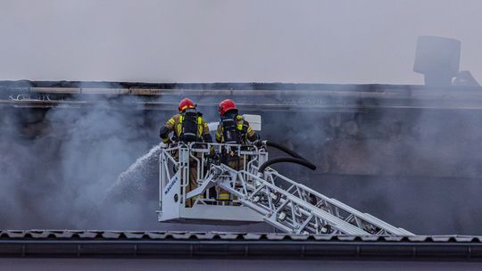 Strażacy na wysięgniku podczas akcji gaszenia pożaru w Nowym Sączu