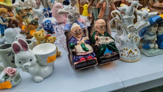 zdjęcie przedstawia porcelanowe figurki babci i dziadka w fotelach