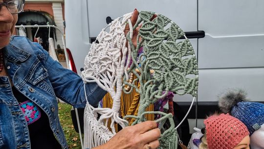 zdjęcie przedstawia kilim z włóczki