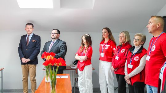 zdjęcie przedstawia grupę ludzi przy stole