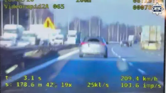 zdjęcie przedstawia ekran monitora na którym widać samochód jadący po autostradzie