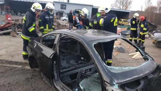 Strażacy podczas ćwiczeń z zakresu ratownictwa technicznego