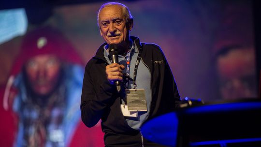mężczyzna z mikrofonem na scenie