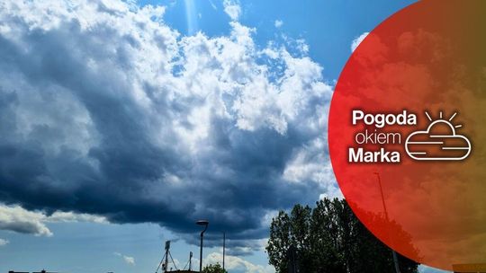 zdjęcie przedstawia chmurę nad zabudowaniami