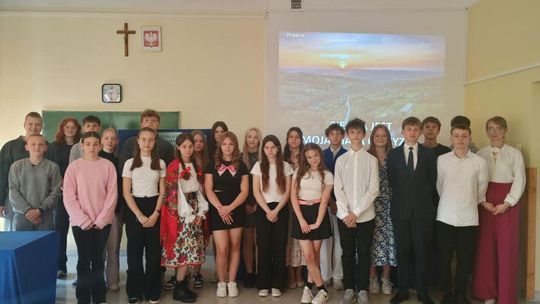 zdjęcie przedstawia grupę dzieci w klasie