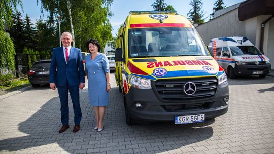 Pierwsza z dwóch karetek trafiła do Gorlic. Jakich pacjentów będzie wozić „żółty” ambulans?