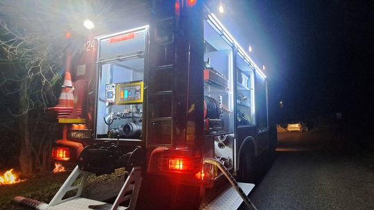 wóz strażacki stojący na drodze w nocy