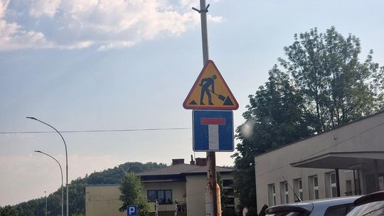 znak uwaga ślepa uliczka ustawiony na ul. Ariańskiej w Gorlicach